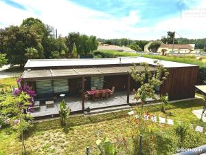una vista aerea di una casa con giardino di Maison de vacances avec piscine proche mer et montagne a Ghisonaccia