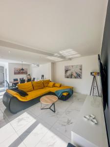 una sala de estar con una gran cama amarilla. en 3 holiday apartments with shared pool, peaceful location, en Pula