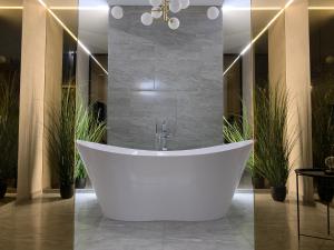 eine Badewanne im Bad mit Pflanzen in der Unterkunft Dream Apartment in Bila Zerkwa