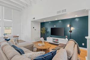 TV/trung tâm giải trí tại Luxurious Uptown Home - Mountain Views, Pool Table, Workspace, Parking!