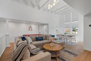 Khu vực ghế ngồi tại Luxurious Uptown Home - Mountain Views, Pool Table, Workspace, Parking!