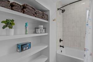 Phòng tắm tại Luxurious Uptown Home - Mountain Views, Pool Table, Workspace, Parking! +16 ảnh