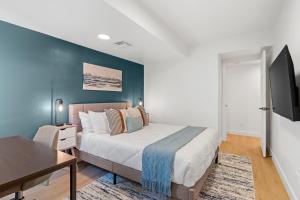 Giường trong phòng chung tại Luxurious Uptown Home - Mountain Views, Pool Table, Workspace, Parking!