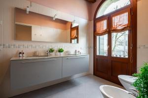 La salle de bains est pourvue d'un lavabo et d'un miroir. dans l'établissement Villa Venice Carnival - Wellness, à Mira