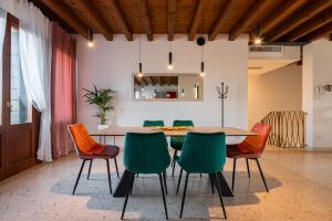 - une salle à manger avec une table et des chaises dans l'établissement Villa Venice Carnival - Wellness, à Mira