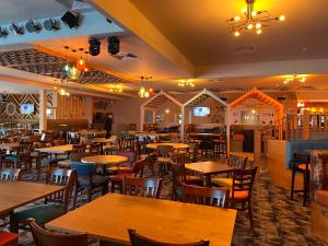 a restaurant with tables and chairs and a bar at Golden sands holiday park- pitch H84 in Cockwood