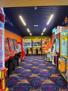 Una sala de juegos con muchos juegos de arcade en una habitación en Golden sands holiday park- pitch H84 en Cockwood