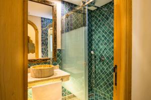 Ein Badezimmer in der Unterkunft Dar Echchaouen Maison d'Hôtes & Riad