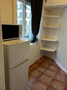 ストックホルムにあるMetropolitan Haven in Stockholm City! 911の窓のある空のキッチン(冷蔵庫付)