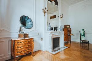 sala de estar con chimenea y vestidor en Château Du Guérinet en Saint-Priest-Bramefant