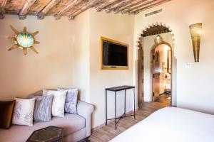 Ein Bett oder Betten in einem Zimmer der Unterkunft Dar Echchaouen Maison d'Hôtes & Riad