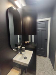 a bathroom with a sink and a mirror at Sjarmerende, sentrumsnær leilighet in Stavanger