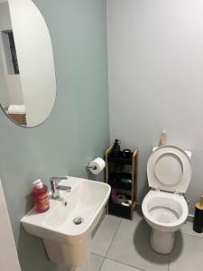 ソウェトにあるJabulani junctionのバスルーム(洗面台、トイレ、鏡付)