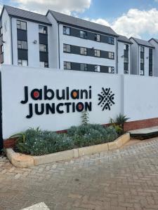 un letrero para un hotel de unión jordano en Jabulani junction, en Soweto