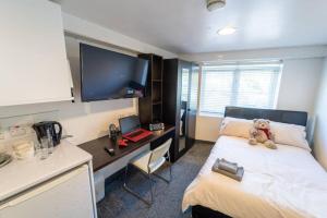 伯明翰Spacious Comfortable studio near the university的卧室里有一张床，床上有一只泰迪熊