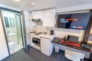 伯明翰Spacious Comfortable studio near the university的小厨房配有带笔记本电脑的书桌