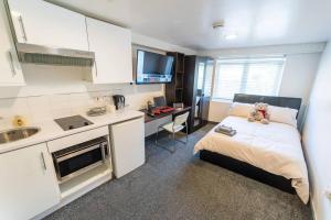 伯明翰Spacious Comfortable studio near the university的小卧室配有一张带泰迪熊的床 更多22张照片