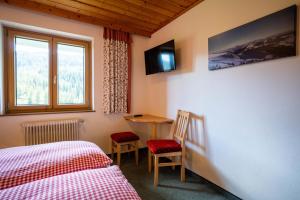 Postel nebo postele na pokoji v ubytování Mittereggalm