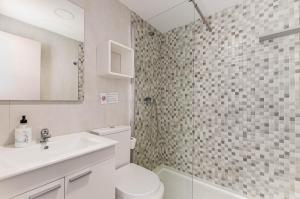 Kúpeľňa v ubytovaní Acapulco Apartments + 37 fotografií