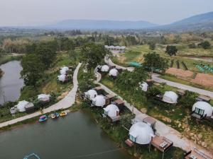 uma vista aérea de um grupo de tendas junto a um rio em Dome The Heavenrest em Ban Khlong Ta Sang