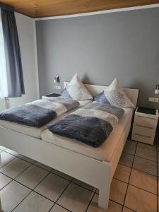 dos camas sentadas una al lado de la otra en un dormitorio en Hotel Alt Cues, en Bernkastel-Kues