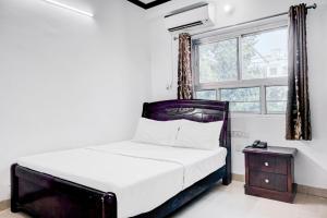מיטה או מיטות בחדר ב-Flagship Hotel Lotus Inn