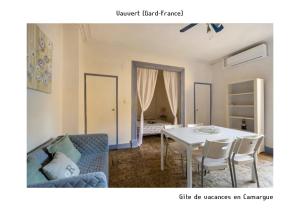 ヴォヴェールにあるGîte de vacances en Camargue ☆☆NNのリビングルーム(白いテーブル、椅子付)