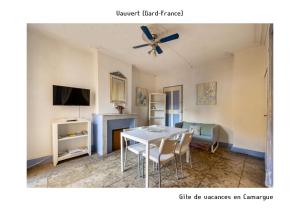 Gîte de vacances en Camargue ☆☆NN في فاوفيرت: غرفة معيشة مع طاولة وتلفزيون