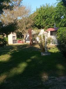 un patio con una casa con un cartel en el césped en Paraiso, en Salinas