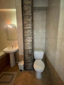 łazienka z toaletą i umywalką w obiekcie Woodstay Apartments w mieście Orestiada
