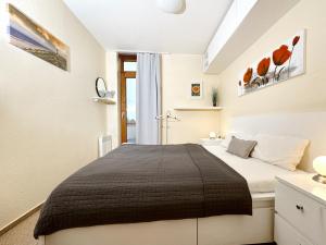 una camera con letto e finestra di Beyer Lindenhof Whg22 a Dahme