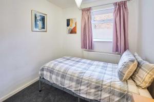 una piccola camera con letto e finestra di Host & Stay - Shaftsbury a Burton Joyce