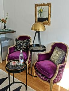 Rye Treat في راي: غرفة بها كرسيين وطاولة مع مرآة