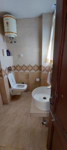 y baño con lavabo y aseo. en Mountain Villa Mcleodganj, en Kangra