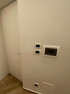 um frigorífico branco com um micro-ondas na parede em A 4 PASSI em Reggio di Calabria