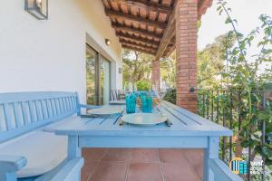 uma mesa de piquenique azul sentada num pátio em Villa Inge em Platja d'Aro