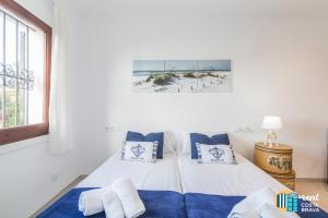 En eller flere senge i et værelse på Villa Inge by Rent Costa Brava + 21 billeder