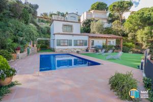 uma casa com piscina num quintal em Villa Inge em Platja d'Aro