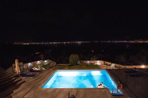 Bazén v ubytování Villa Vista Azzurra nebo v jeho okolí