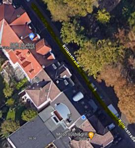 een uitzicht op een huis met een parkeerplaats bij Südstadt-Apartment im Herzen von Paderborn in Paderborn