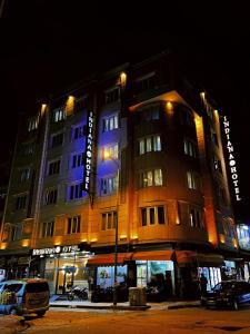 un edificio con una luce blu sul lato di inDİANA HOTEL a Van