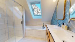 Koupelna v ubytování Maison tilleul de la vallée noble + 59 fotografií