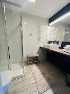 a bathroom with a shower and a sink at Apartament 25 Czarna Góra nr 5 Ischgl in Sienna +13 photos