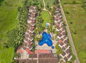 una vista aérea de una piscina en un complejo en Royal Orchid Beach Resort & Spa, Utorda Beach Goa en Utorda