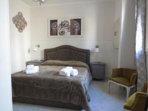 een slaapkamer met een bed met twee handdoeken erop bij Diamantea in Monopoli
