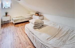 ユシーレにあるAwesome Apartment In Ljungskile With Wifiのベッドルーム1室(ベッド2台付)