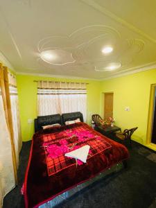 una camera da letto con un grande letto con un piumone rosso di Fab Ocean Guest House a Tangmarg