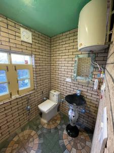 uma casa de banho com um WC e um lavatório em Fab Ocean Guest House em Tangmarg