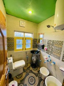 een badkamer met een wastafel en een toilet. bij Fab Ocean Guest House in Tangmarg