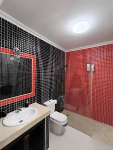 Koupelna v ubytování BEAUTIFUL VILLA - 4 bedrooms, heated pool, 2 priv car park places, fibre net, tv channels